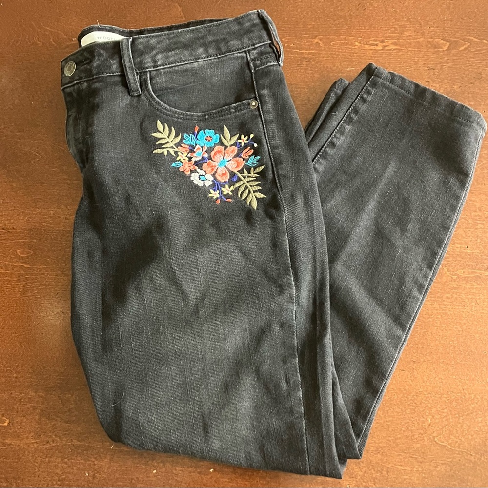 Hidden Jeans Black Floral Embroidered Distressed Skinny Crop Sz 31